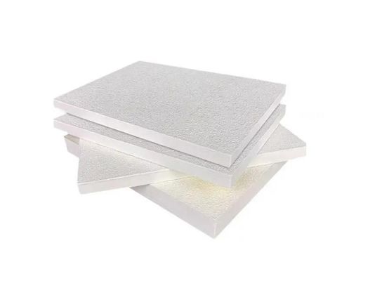 Couche pulvérisée pour isolation thermique en fibre de verre