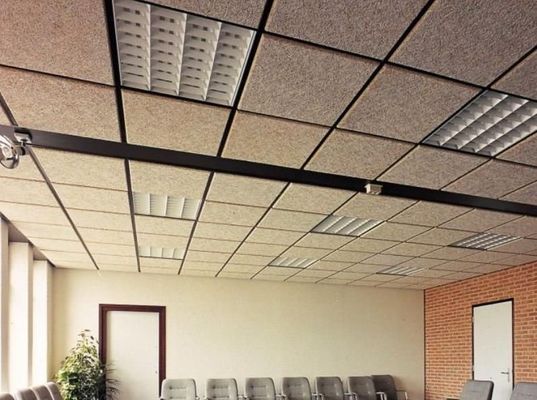 Plaque de ciment de laine de bois en fibres acoustiques de couleur carré pour les solutions d'isolation acoustique