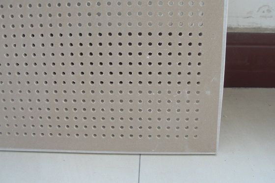 Plafond insonorisé 600*600 mm Conception de plaque de plâtre acoustique en papier pour la décoration murale
