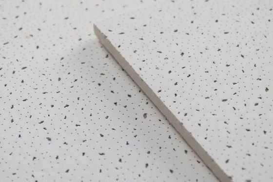Réduction de la valeur des carreaux de plafond carrés Laine minérale acoustique 300*300 pour matériaux de construction