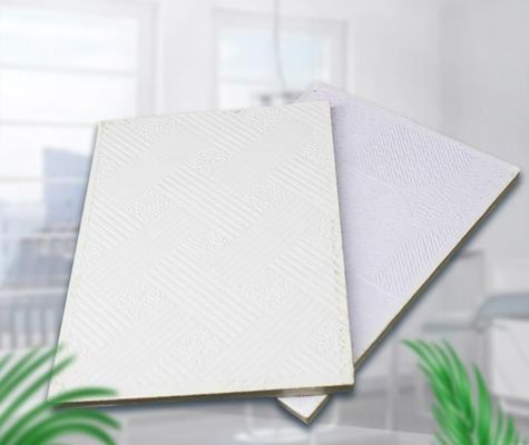 Carreaux de plafond suspendus en plâtre en PVC acoustique de 7 mm à 15 mm d'épaisseur avec une densité de 900 kg/m3