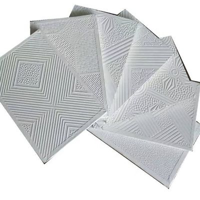 Amélioration des murs et des plafonds des hôtels Carreaux de plafond en gypse en PVC acoustique 7 mm-15 mm d'épaisseur