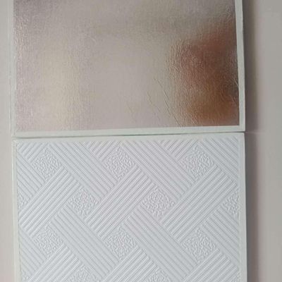 Amélioration des murs et des plafonds des hôtels Carreaux de plafond en gypse en PVC acoustique 7 mm-15 mm d'épaisseur