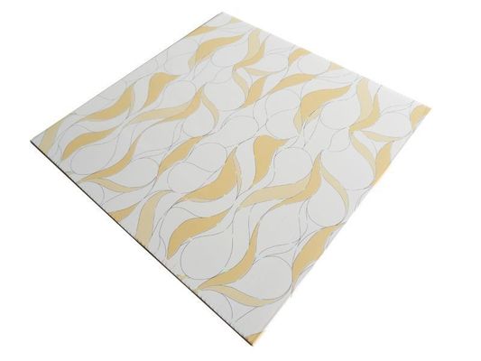 Panneau de plafond en PVC 3D intérieur Design coloré pour le bar de boîte de nuit KTV Taille 500 * 500 * 3.0mm