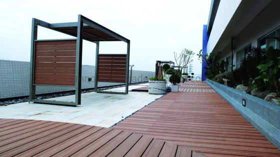Plancher de terrasse en WPC résistant à l'eau recyclé à motifs de grains de bois brun pour des performances
