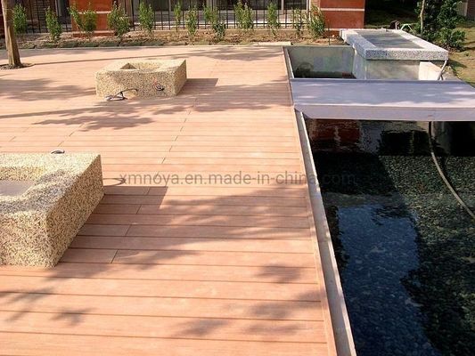 Plancher de terrasse en WPC résistant à l'eau recyclé à motifs de grains de bois brun pour des performances