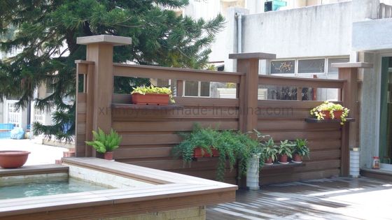Plancher de terrasse en WPC résistant à l'eau recyclé à motifs de grains de bois brun pour des performances