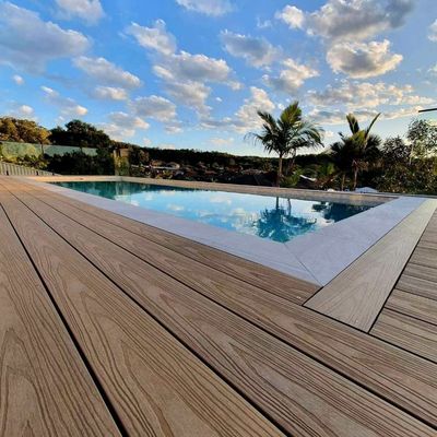Rameau en bois plastique composite en WPC et pilier décoratif en pergola Surface brune Finie