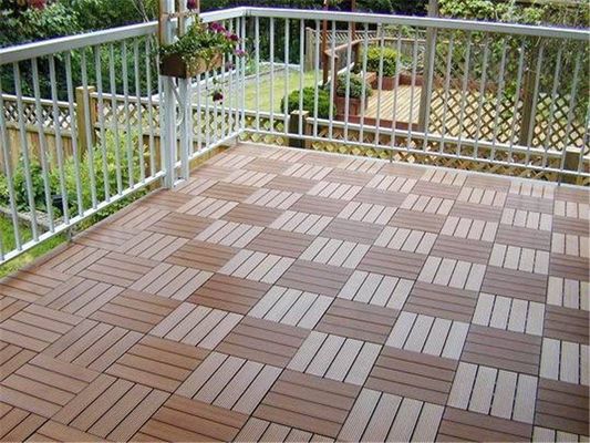 Carreaux de revêtement de sol en WPC synthétique pour décoration extérieure en longueur personnalisée