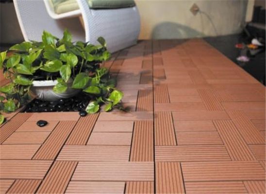 Réduction de la valeur du sol de terrasse de jardin en WPC avec des matériaux composites en bois plastique