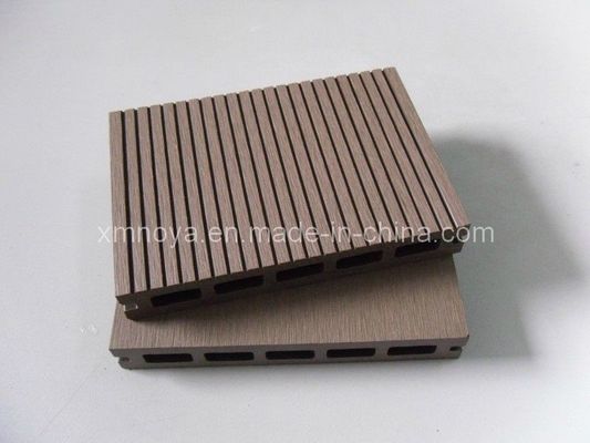 Surfaces extérieures en WPC imperméables à l'eau / planchers verts HS145*22 pour environnement extérieur