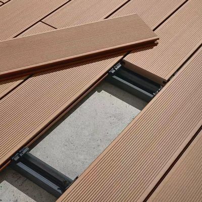 Carreaux de terrasses extérieurs en bois composite écologique en WPC avec des matériaux de surface rayés