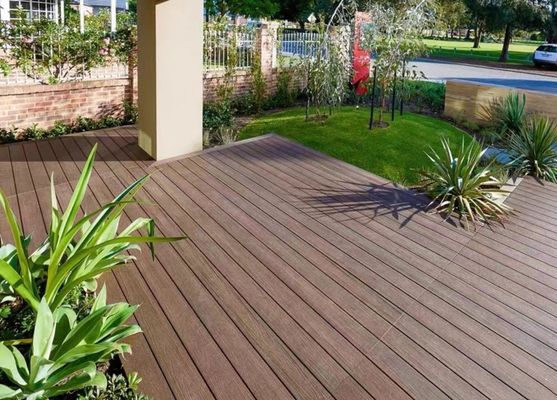 Carreaux de terrasses extérieurs en bois composite écologique en WPC avec des matériaux de surface rayés
