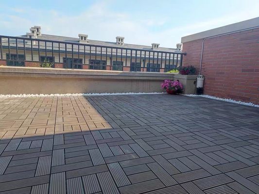 Plancher extérieur en bois plastique composite de 300*300 mm pour l'amélioration du jardin