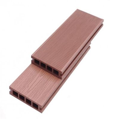 Decking en WPC à grains de bois conçus sur mesure pour les applications extérieures