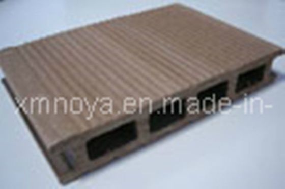 Decking en WPC à grains de bois conçus sur mesure pour les applications extérieures