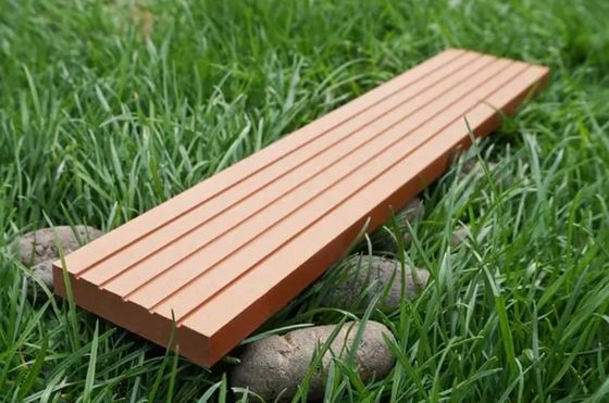Décoration de jardin en bois plastique composite sur mesure pour le jardin extérieur