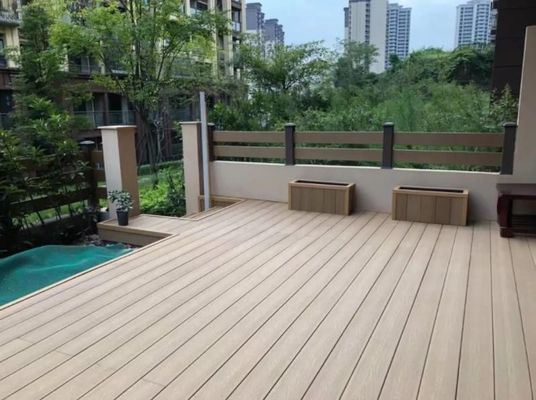 Décoration de jardin en bois plastique composite sur mesure pour le jardin extérieur