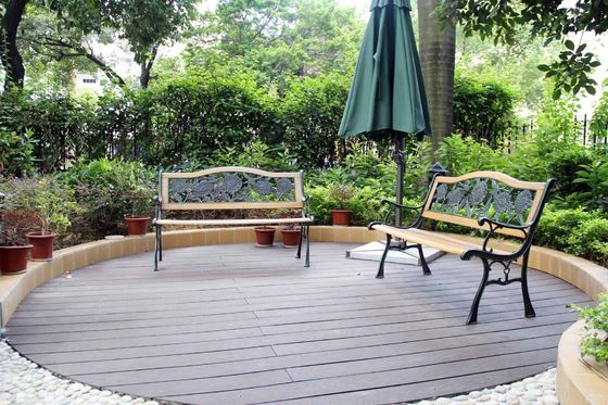 Modèle de grain de bois Carreaux de revêtement de sol en WPC avec plancher en bois composite très brillant