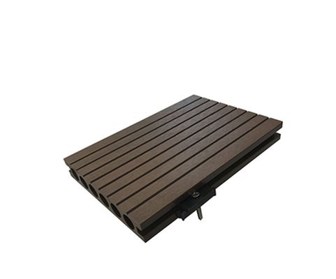 Taux d'absorption de l'eau de 2,5% Decking en WPC synthétique personnalisé pour les sols d'ingénierie