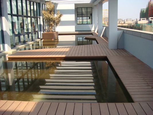 Taux d'absorption de l'eau de 2,5% Decking en WPC synthétique personnalisé pour les sols d'ingénierie