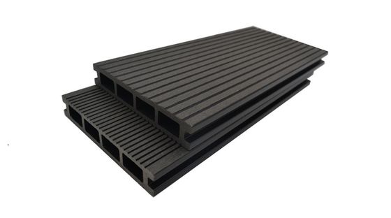 Taux d'absorption de l'eau de 2,5% Decking en WPC synthétique personnalisé pour les sols d'ingénierie