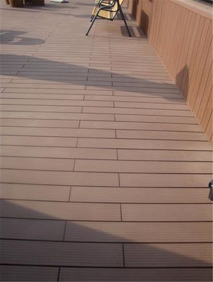 Taux d'absorption de l'eau de 2,5% Decking en WPC synthétique personnalisé pour les sols d'ingénierie