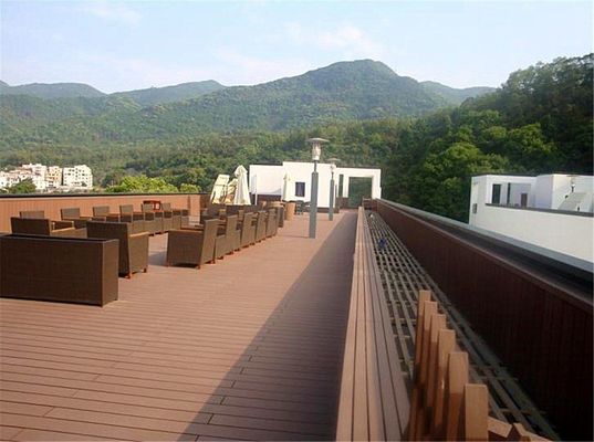 Matériau de revêtement de sol en WPC synthétique pour revêtements de sol et revêtements de sol personnalisés