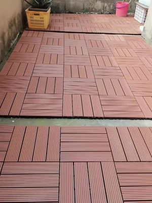 Modèle de grain de bois Carreaux de sol de terrasses extérieures en WPC pour composite plastique en bois synthétique