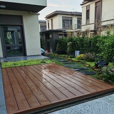 Taux d'expansion de l'absorption de l'eau 2,5% Decking composite en bois brun plastique pour jardin