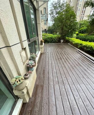 Taux d'expansion de l'absorption de l'eau 2,5% Decking composite en bois brun plastique pour jardin