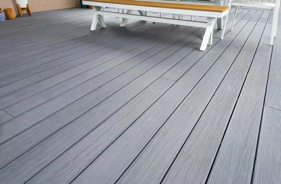 Carreaux de revêtement de sol extérieurs en WPC à surface de grain en option pour les espaces extérieurs écologiques