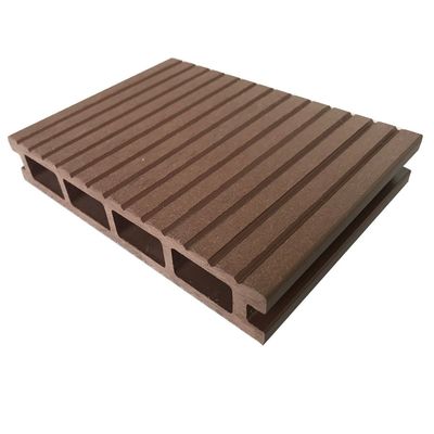 Carreaux de revêtement de sol extérieurs en WPC à surface de grain en option pour les espaces extérieurs écologiques