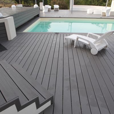 Decking en WPC résistant à l'eau conçu pour les sports et les lieux de loisirs en plein air