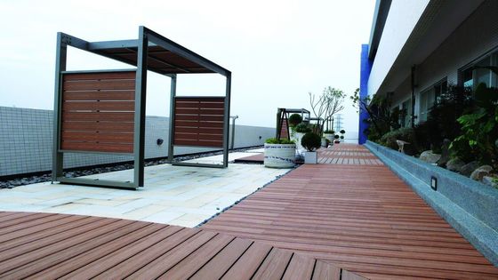 Plancher en bois plastique composite en WPC résistant au feu en marron