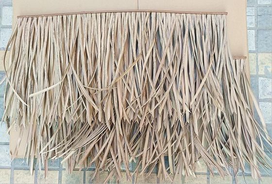 Carreaux de toiture de paille simulée en plastique gris pour carreaux courbés avancés dans un environnement vert