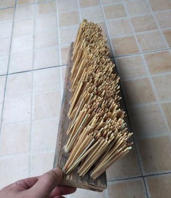Toit de chaume artificiel jaune pour une simulation tropicale de plage sur mesure