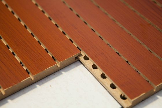 Panneau acoustique en bois perforé pour la décoration murale