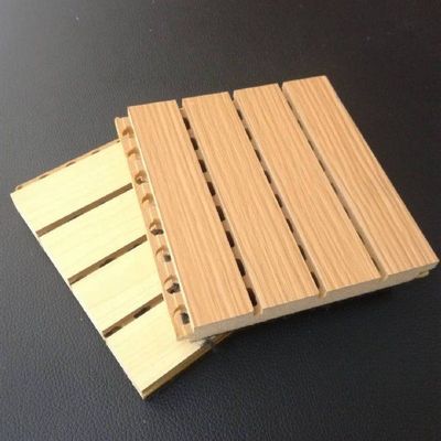 600*600 Panneau en bois résistant au feu, acoustique, absorbant le son, pour la décoration murale