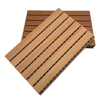Panneaux acoustiques en bois perforés 600*600 Absorption du son Matériau de décoration de bâtiment