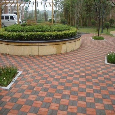 Carreaux de sol qui résistent à l'épreuve du temps avec des pavés en blocs perméables répétés