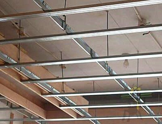 Matériau de cloisons de cloisons en acier Canaux métalliques galvanisés pour le pliage à froid Canaux de bord intérieur