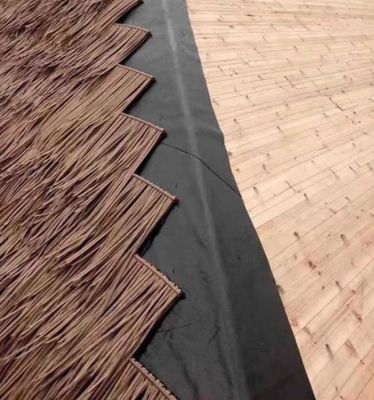 Carreaux courbés en forme de paille irrégulière en polyéthylène pour les toits d'hôtels