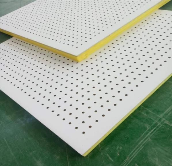 600*600 mm ou 600*1200 mm Panneau de plafond en fibre de verre E1 écologique pour matériau acoustique