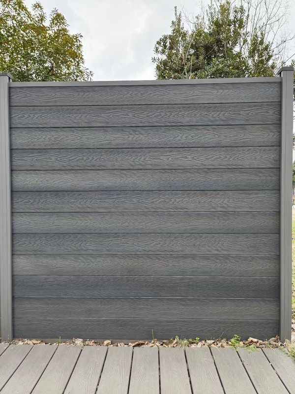 Finition de surface de grain de bois Panneau de revêtement de sol en WPC imperméable à l'eau pour les murs extérieurs Durable