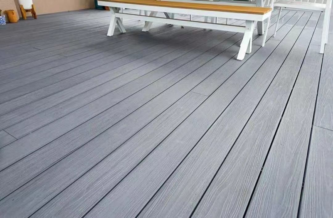 Carreaux de revêtement de sol extérieurs en WPC à surface de grain en option pour les espaces extérieurs écologiques