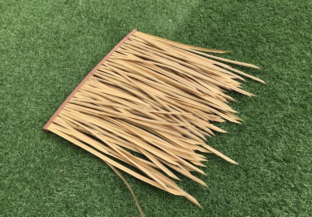 Carreaux de toiture de paille simulée en plastique gris pour carreaux courbés avancés dans un environnement vert