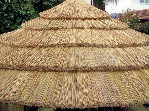 Décoration de jardin africain Composant de matériau en PVC Brique Rousse Carreaux de toiture en chaume ignifuge