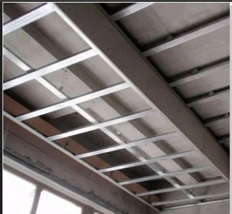 Matériau de cloisons de cloisons en acier Canaux métalliques galvanisés pour le pliage à froid Canaux de bord intérieur
